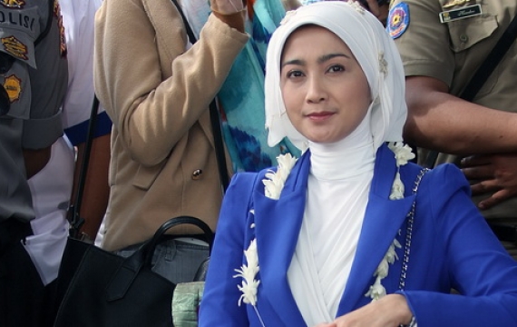 Deasy Ratnasari Tersenyum Diminta Tak Tidur